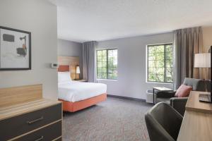 um quarto de hotel com uma cama e uma secretária em Candlewood Suites Eagan - Mall of America Area, an IHG Hotel em Eagan