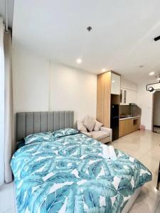 1 dormitorio con 1 cama grande con manta azul en Vinhomes Smartcity- Căn hộ dich vụ - Zhomestay 13216, en Hanói