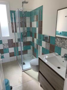 ヴィッラッジョ・モセにあるB&B Villa Eracleaのバスルーム(シャワー、トイレ、シンク付)