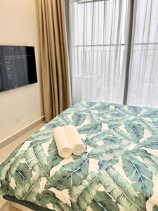 1 dormitorio con 1 cama con 2 toallas en Vinhomes Smartcity- Căn hộ dich vụ - Zhomestay 13216, en Hanói