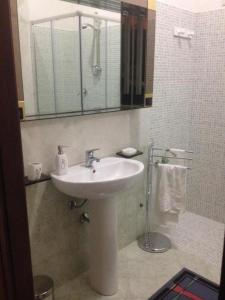 een badkamer met een wastafel en een spiegel bij Podere Giunchi in Marsala