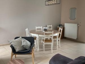 - une salle à manger avec une table et des chaises dans l'établissement Le grenier de la Floye, à Biesmerée