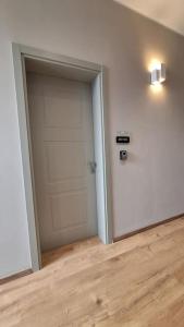 una puerta de garaje blanca en una habitación con suelo de madera en Suite Room Funai Silver, en Trapani