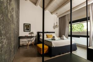 um quarto com uma cama king-size e uma janela em Embrace Sicily Guest House em Noto