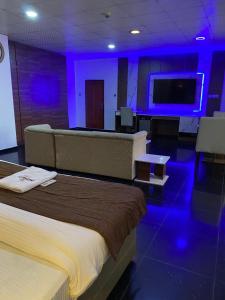 PRESKEN CASTLE في لاغوس: غرفة فندقية بسريرين وتلفزيون بشاشة مسطحة
