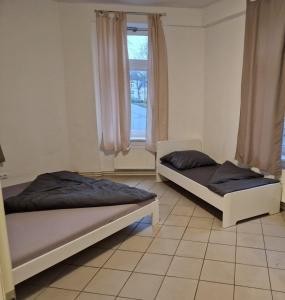 - 2 lits dans une chambre avec fenêtre dans l'établissement Koala-1-5-Personen, à Brunsbüttel
