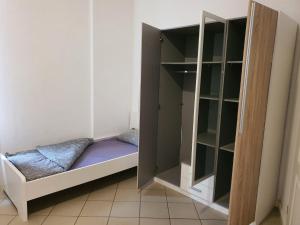 - une chambre avec des lits superposés et un placard dans l'établissement Koala-1-5-Personen, à Brunsbüttel