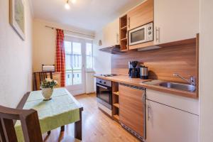 Η κουζίνα ή μικρή κουζίνα στο Gästehaus Burghartswieser inkl. Chiemgaukarte