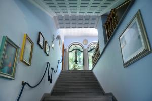 un escalier dans une maison aux murs bleus dans l'établissement Villa Parri Residenza D'epoca, à Pistoia