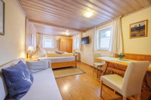 Ένα ή περισσότερα κρεβάτια σε δωμάτιο στο Gästehaus Burghartswieser inkl. Chiemgaukarte