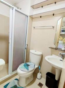 ein Bad mit einem WC und einem Waschbecken in der Unterkunft #68 The Grass Residence T1B-18th in Manila