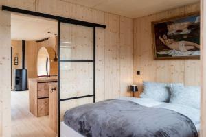 a bedroom with a bed and a painting on the wall at Luxus-Hausboot DIVA mit Kamin in Hamburg