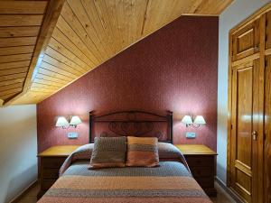 a bedroom with a bed with two pillows on it at Apartamentos Naspún in Campo