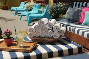 a table with a basket of towels and a drink at Autóscsárda és Panzió in Makó