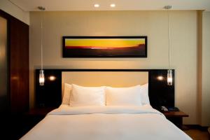 DoubleTree by Hilton-Pune Chinchwad客房内的一张或多张床位