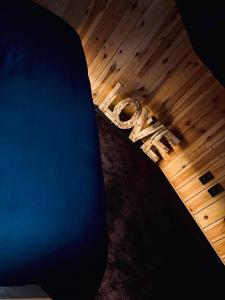 an overhead view of a surfboard on a wooden floor at Blackroom in Theux