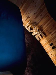 Foto Theux’s asuva majutusasutuse Blackroom galeriist