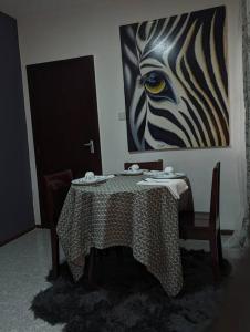 uma mesa de jantar com uma pintura de uma zebra em Jenty Homes em Arusha