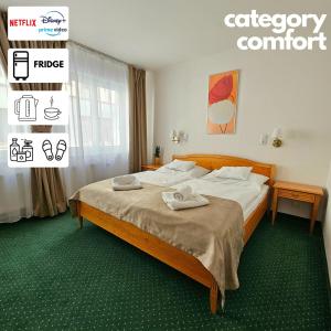 una camera da letto con un letto e due asciugamani di Hotel Claris a Praga