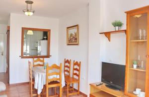 Televízia a/alebo spoločenská miestnosť v ubytovaní Apartamento vistas al parque