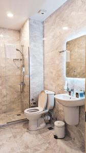 uma casa de banho com um WC, um lavatório e um chuveiro em GG ApartHotel em Batumi