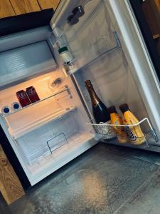 um frigorífico aberto com garrafas de álcool em Blackroom em Theux