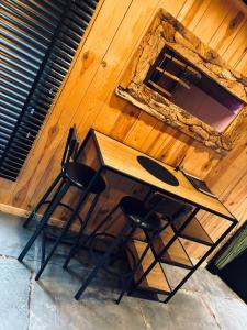 biurko z 2 krzesłami i lustrem na ścianie w obiekcie Blackroom w mieście Theux