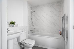 Et badeværelse på Brand New Luton Apartments