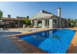 une maison avec une piscine en face d'une maison dans l'établissement la casita de la playa 13, à El Campello