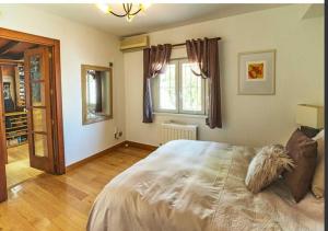 - une chambre avec un grand lit et une fenêtre dans l'établissement la casita de la playa 13, à El Campello