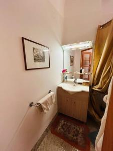 een badkamer met een wastafel, een spiegel en een bad bij Cannes appartement à 300 m des plages in Cannes