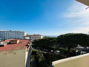 uitzicht op een stad met bomen en gebouwen bij Cannes appartement à 300 m des plages in Cannes