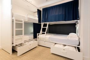 Malaga Stop Hostel AB客房内的一张或多张床位