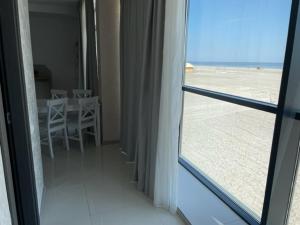 Zimmer mit Blick auf den Strand von einem Fenster in der Unterkunft Beach Rooms Roberta in Mamaia