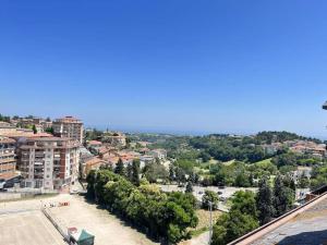 una vista di una città con alberi ed edifici di Terrazza sul Mare a SantʼElpidio a Mare