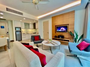 ein Wohnzimmer mit Sofa, Sesseln und Fernseher in der Unterkunft Lot163 By ZenGlo in Kuala Lumpur