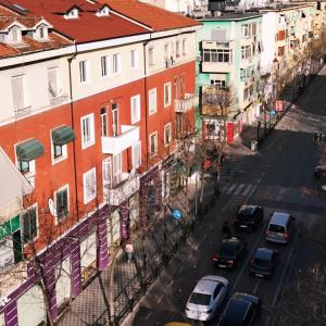 una vista aérea de una calle de la ciudad con edificios en By BelAmi, en Tirana