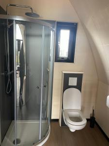 een kleine badkamer met een toilet en een douche bij GreenFloat Boskoop #2 in Boskoop