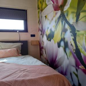 een slaapkamer met een muurschildering van bloemen op de muur bij GreenFloat Boskoop #2 in Boskoop