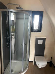 een badkamer met een douche en een toilet bij GreenFloat Boskoop #2 in Boskoop