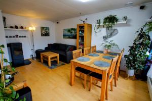 Cozy Room with Garden on Askøy Island, Close to Bergen في Askøy: غرفة معيشة مع طاولة وأريكة