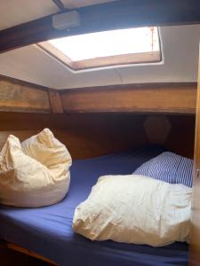 a bunk bed in a boat with a window at Übernachten auf dem Meer in Cuxhaven