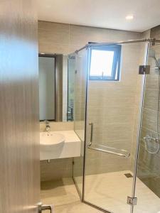a bathroom with a shower and a sink at Vinhomes Smartcity- Căn hộ dich vụ - 3 Bedroom in Hanoi