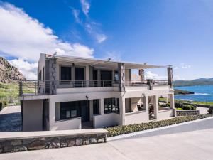 a white house with a view of the water at Moutzouri Villes in Thános