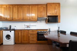 eine Küche mit Holzschränken und einer Arbeitsplatte in der Unterkunft The Boulders 106 in Ballito