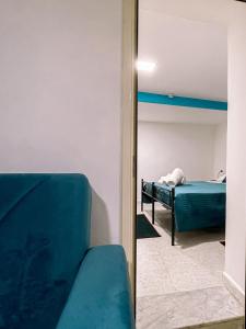Blick auf ein Schlafzimmer mit einem Bett und einem Spiegel in der Unterkunft La Casetta di Giggè in Palermo