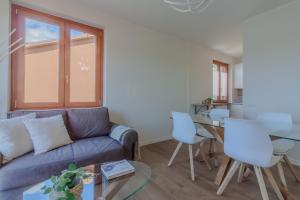 salon z kanapą i stołem w obiekcie La Maison du Lac w mieście Varenna