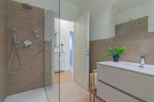 łazienka z przeszkloną kabiną prysznicową i umywalką w obiekcie La Maison du Lac w mieście Varenna +29 zdjęć