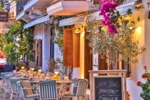 un restaurante con mesas y sillas frente a un edificio en Old Town Hotel Kalkan, en Kalkan