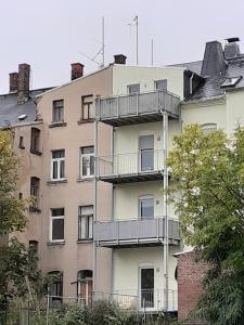 an apartment building with a balcony on the side of it at Ferienwohnung Adler in Auerbach